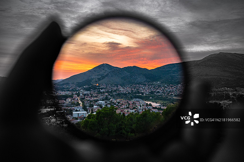 透过窗户看到的城市景观图片素材