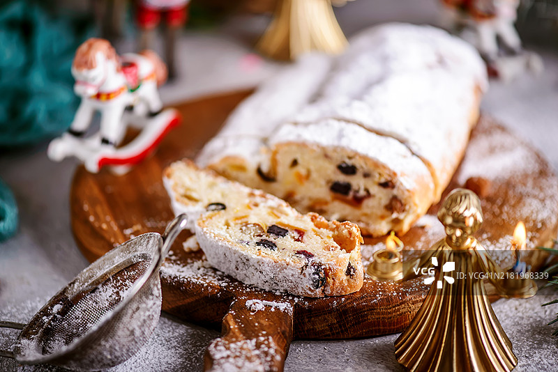 桌子上的蛋糕特写图片素材