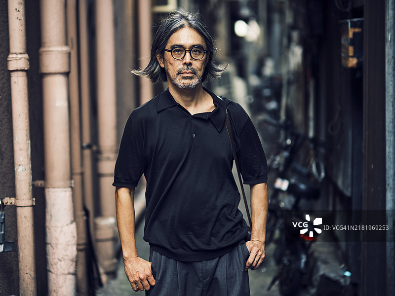 东京，日本，一位成熟的日本男性户外肖像图片素材