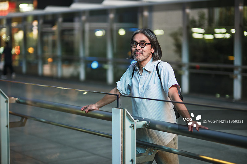 日本男子在东京秋叶原地区的街道上行走图片素材