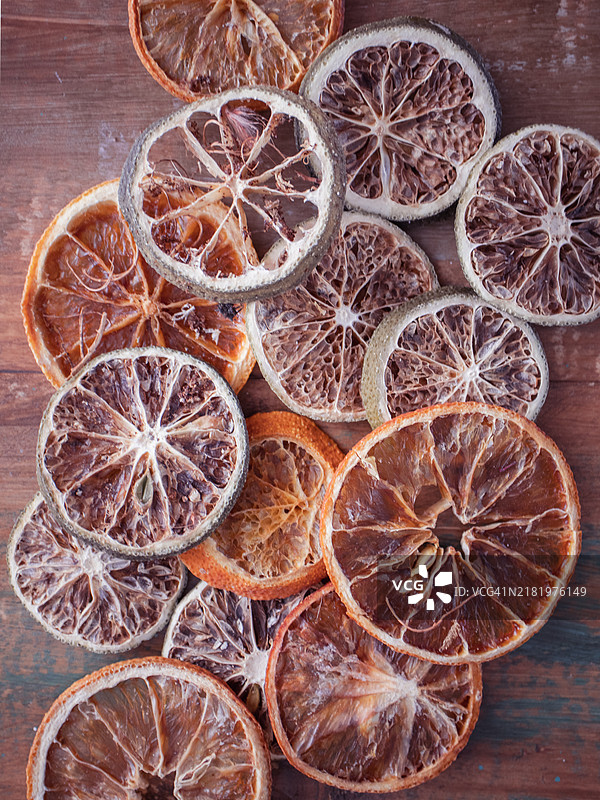 桌子上的干果特写图片素材