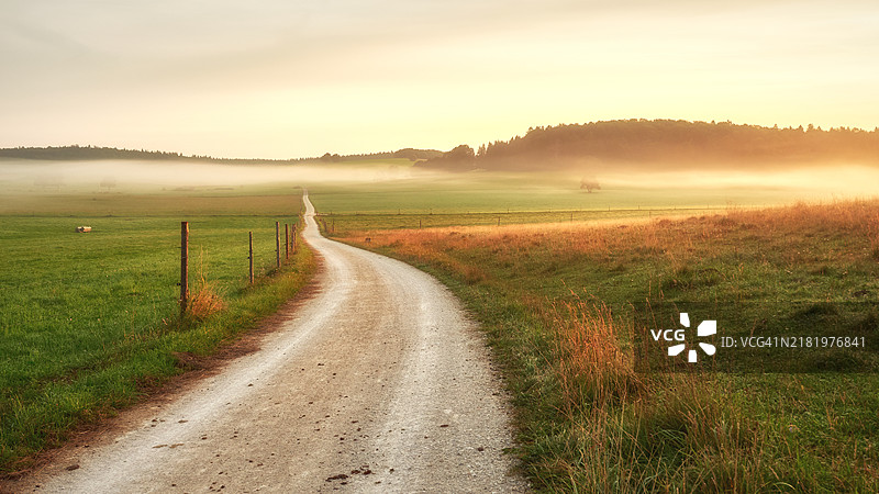 日落时分，德国天空下的田野美景图片素材