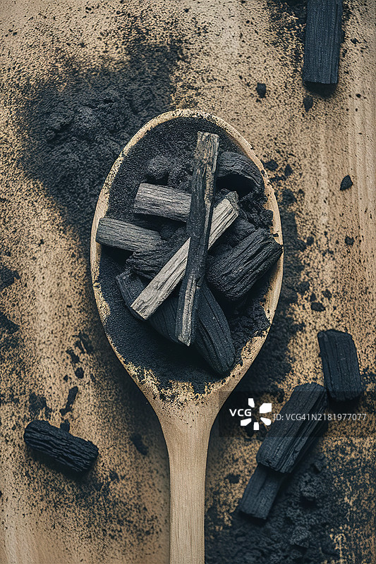 木勺上的木炭和木炭粉图片素材