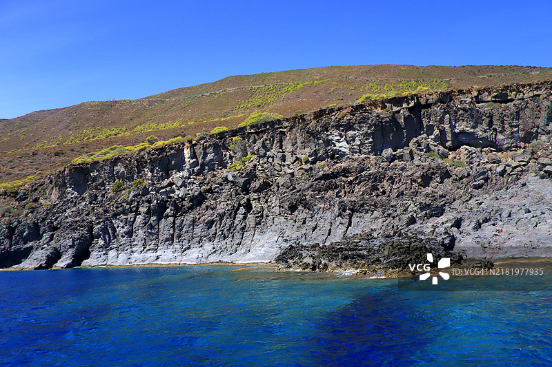 意大利西西里岛潘泰莱里亚的清澈蓝天下的海景图片素材