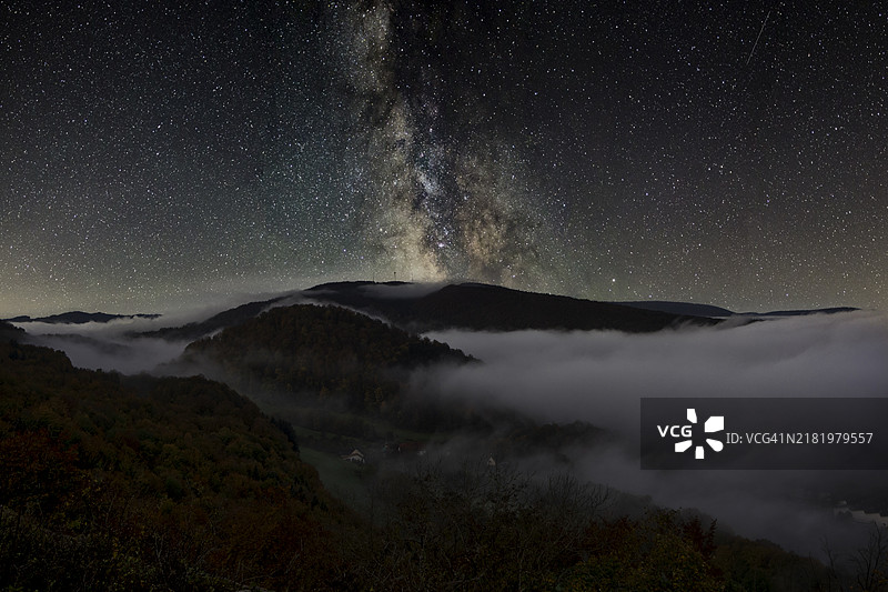 夜空下法国山脉的美丽景色图片素材