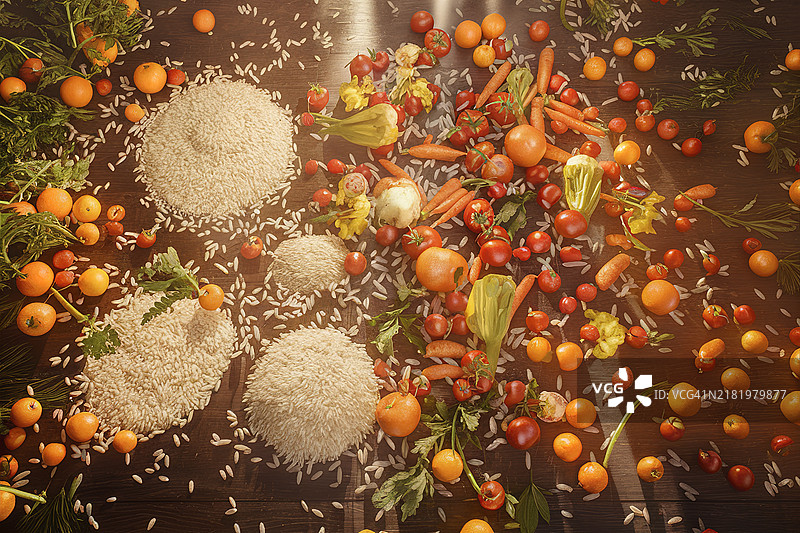 从上方俯视各种米类农产品，背景为深色地面图片素材