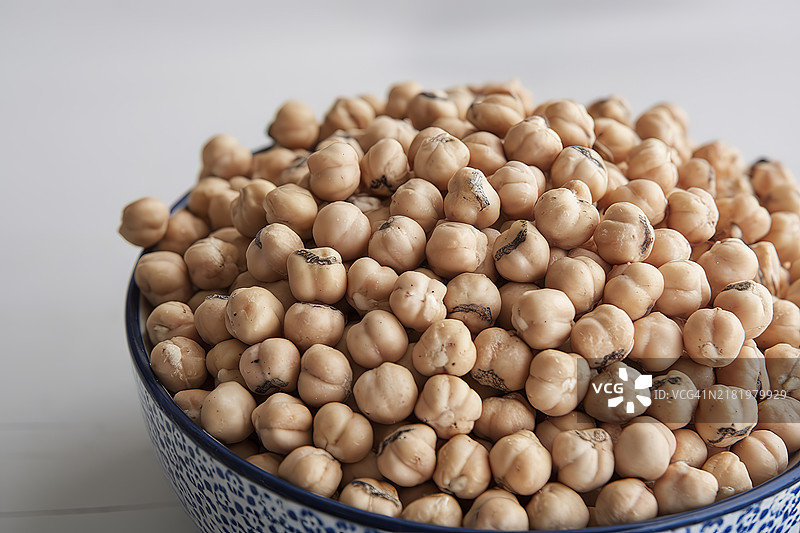 一碗装满生鹰嘴豆的照片图片素材