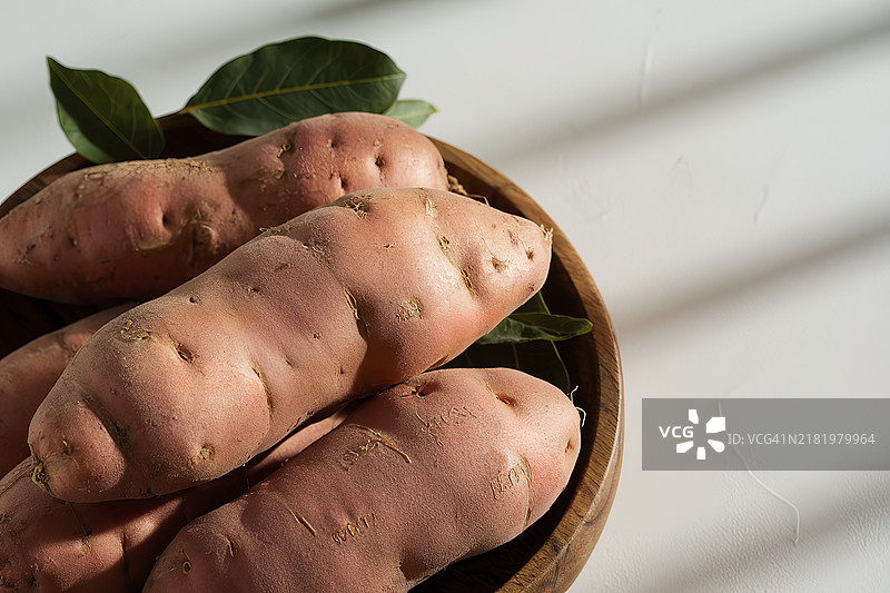 生甘薯在白色背景上孤立展示图片素材