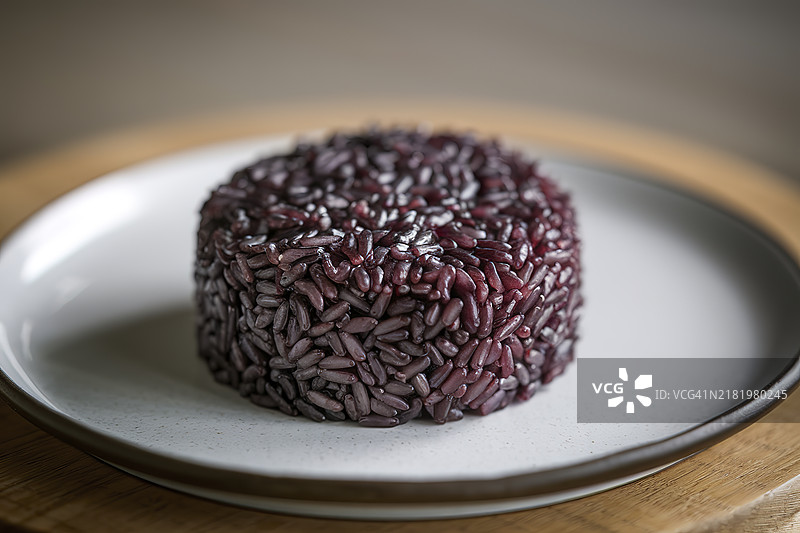 一堆深色米饭的圆形堆积照片图片素材