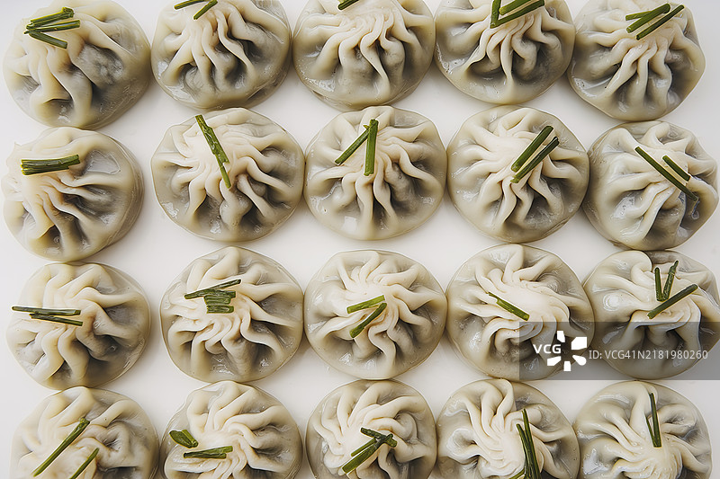 白色背景下的饺子特写图片素材
