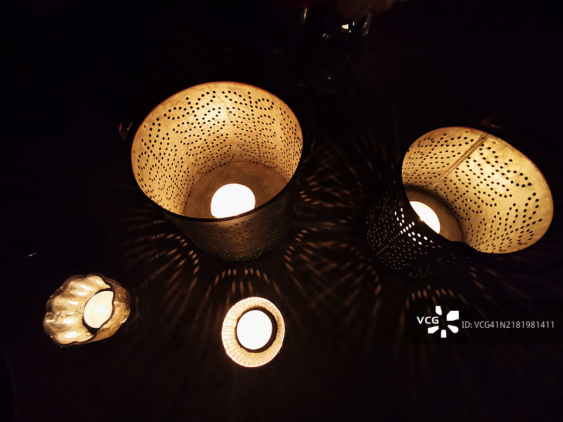 高角度视图的点亮茶蜡烛在桌子上，洛杉矶，加利福尼亚州，美国图片素材