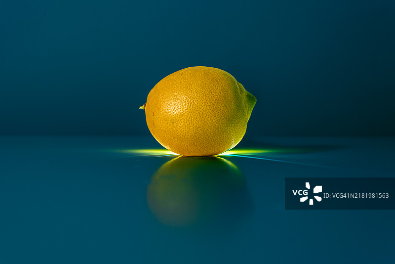 蓝色背景下的柠檬特写图片素材
