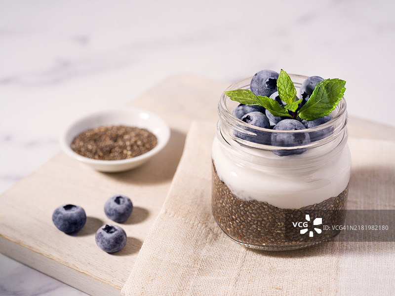 撒哈拉布丁上面放有植物基酸奶和蓝莓，留白空间，弗吉尼亚州马纳萨斯，美国图片素材