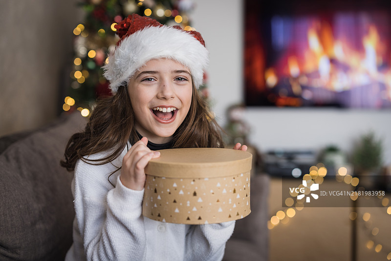 快乐的女孩手捧圣诞礼物图片素材