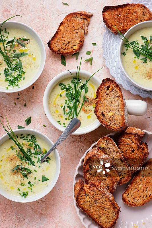 法式花椰菜奶油汤配面包丁图片素材