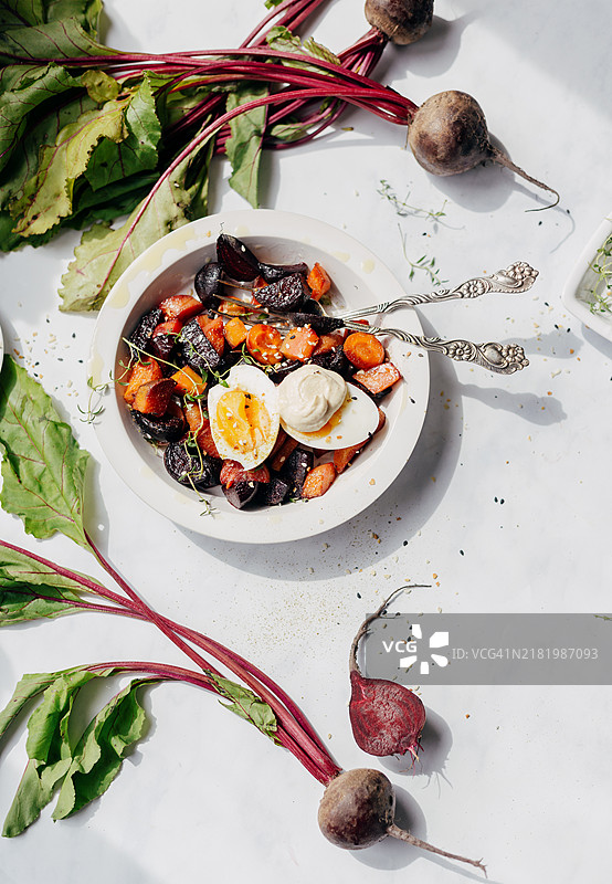 旧石器食谱 - 搭配根茎蔬菜早餐哈希的煮鸡蛋图片素材