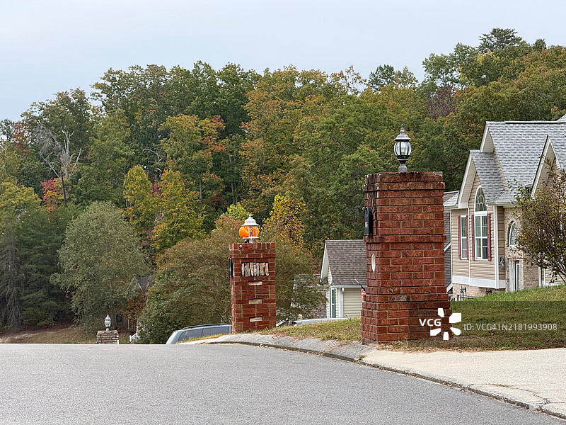 2024年秋季在北乔治亚州的一个住宅区内，山谷与万圣节南瓜装饰图片素材