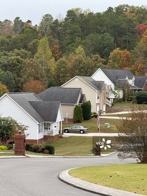 2024年秋季在北乔治亚州的山坡住宅区中的美国国旗图片素材