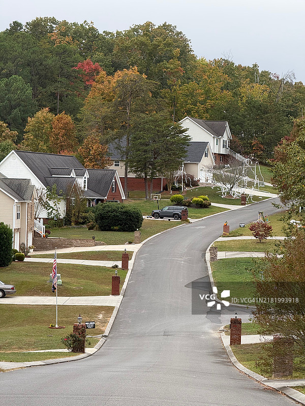 秋季2024年北乔治亚州的一个山坡住宅区，邮筒、街灯、美国国旗和万圣节装饰。图片素材