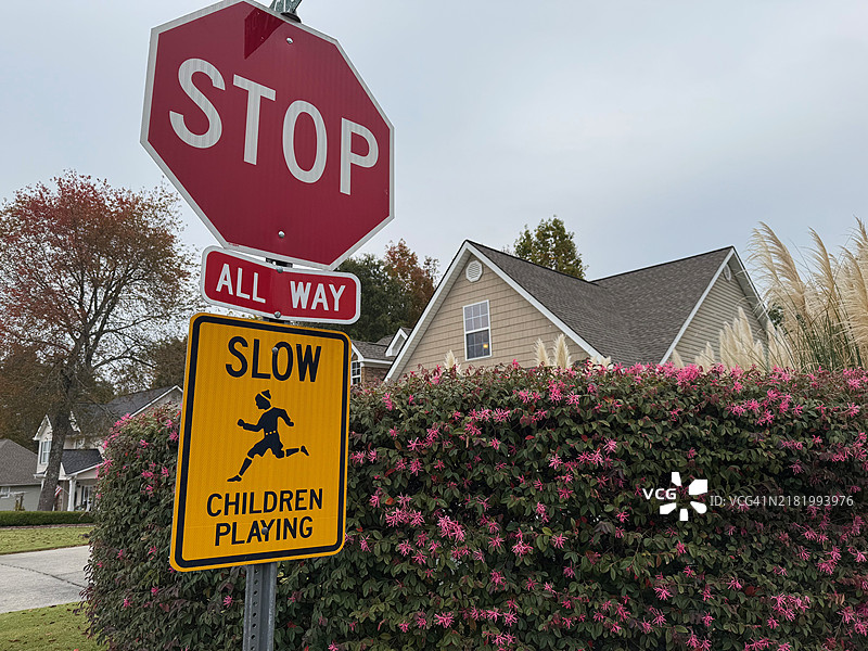 2024年秋季北乔治亚州的停车标志和住宅建筑图片素材