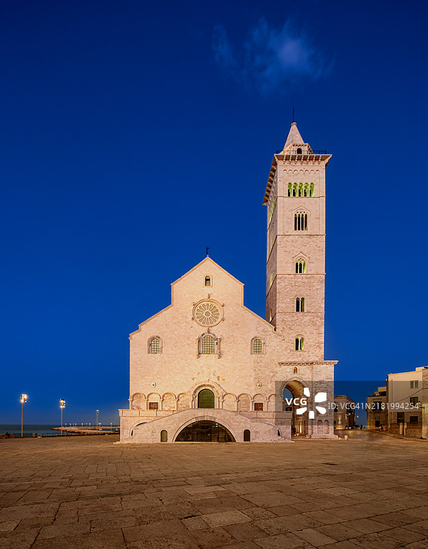 意大利普利亚大区特拉尼的罗曼式风格的“特拉尼大教堂”宏伟外观,黄昏时分巨大的钟楼被照亮。图片素材