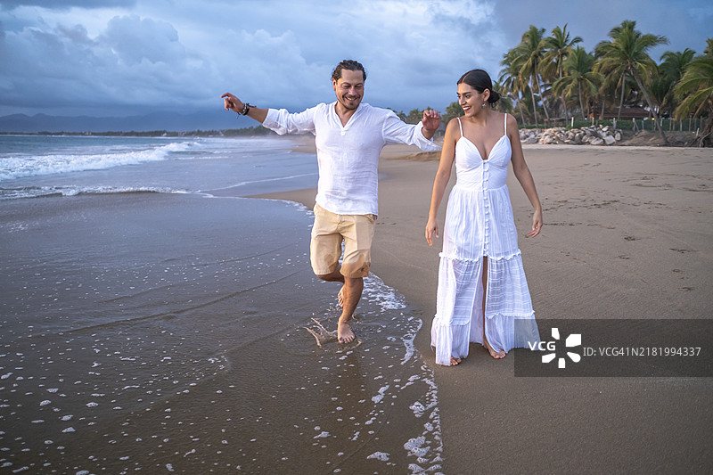 在海滩上期待宝宝的情侣图片素材