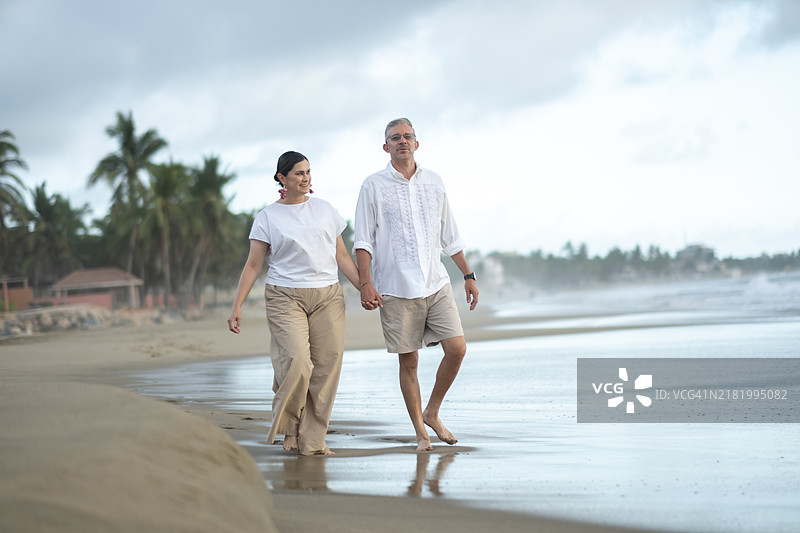 退休夫妇在海滩上图片素材