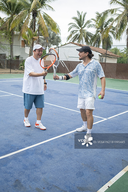 朋友们的网球运动员图片素材