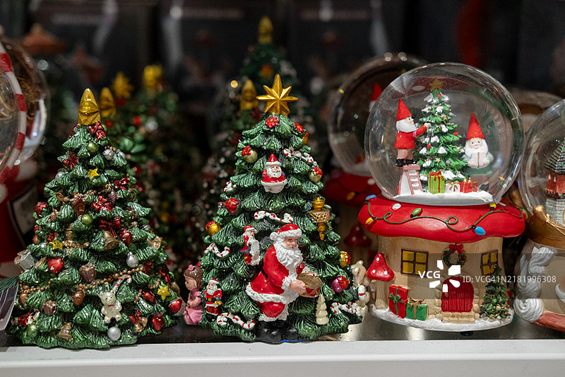 圣诞节家居装饰或礼物，圣诞树和雪花球与圣诞老人图片素材