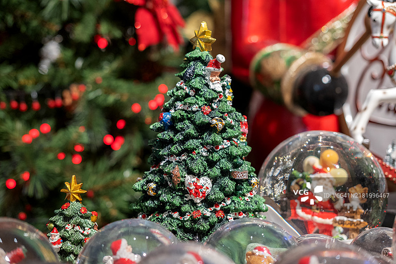 家居圣诞装饰或圣诞礼物：圣诞树和带圣诞老人的雪景球图片素材