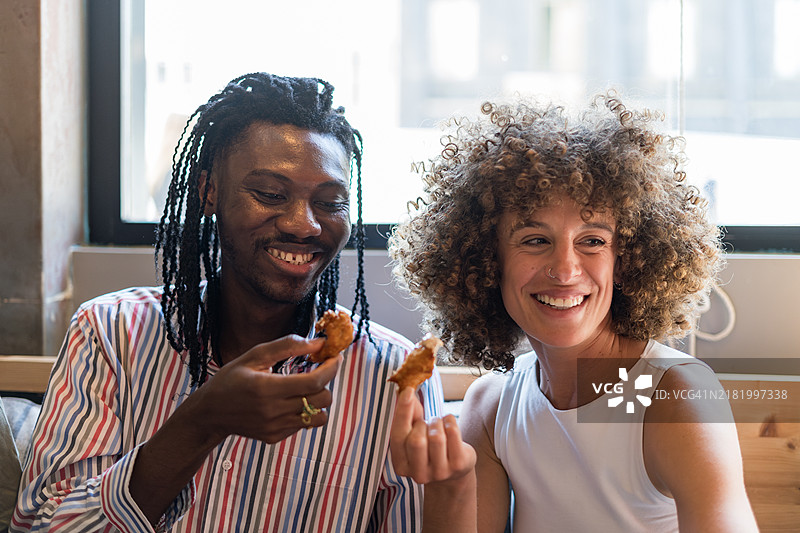 多民族朋友在餐厅享受时光图片素材