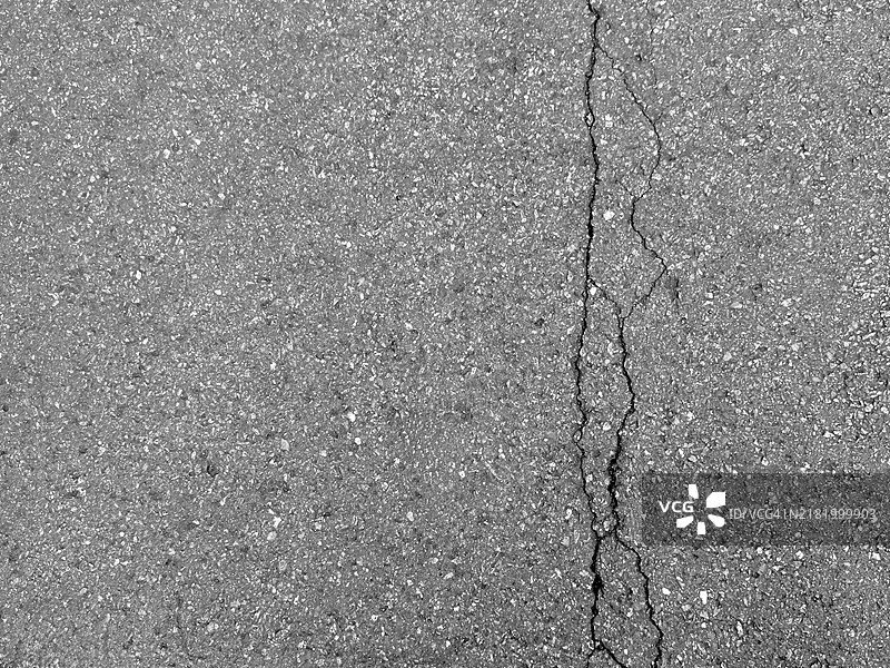 破裂的沥青纹理 - 可见裂缝的道路表面特写图片素材