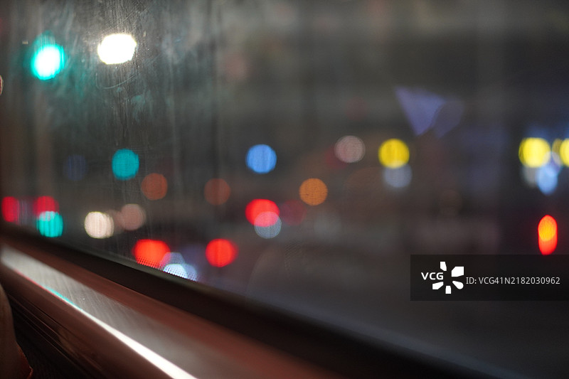 奇妙的闪亮抽象背景，闪烁的灯光与飞舞的火花，虚化的散景 - 节日样板纹理，留有空白空间供您使用。图片素材