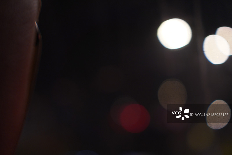 奇妙的闪亮抽象背景，闪烁的灯光与飞舞的火花，虚化的散景 - 节日风格的样板纹理，留有空白空间供您添加内容图片素材