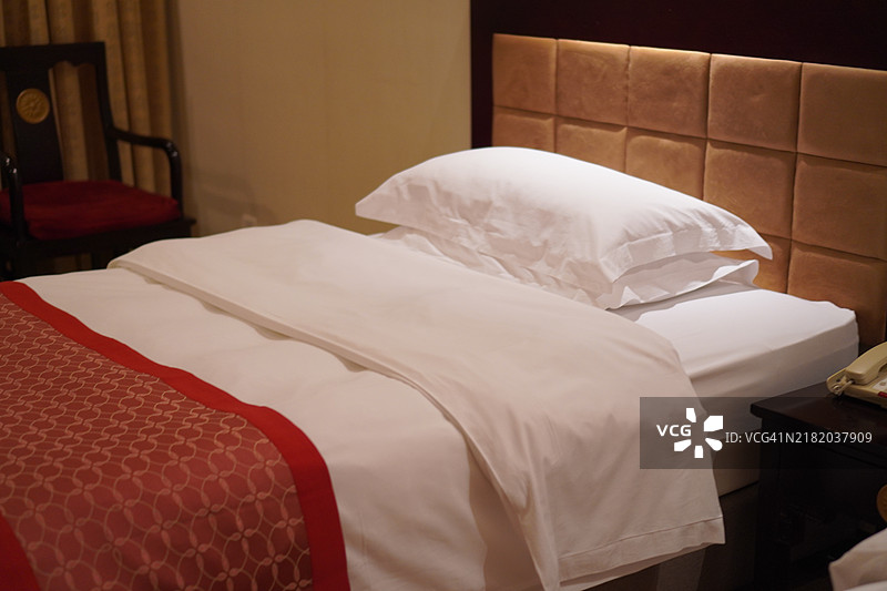 床上的枕头图片素材