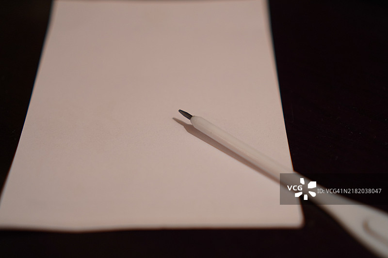 纸上的钢笔图片素材