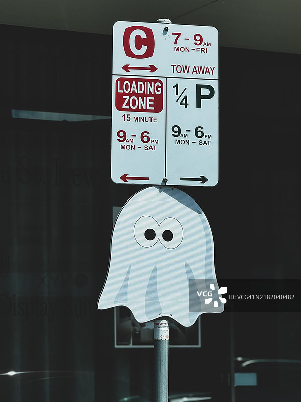 万圣节装饰的街道标志图片素材