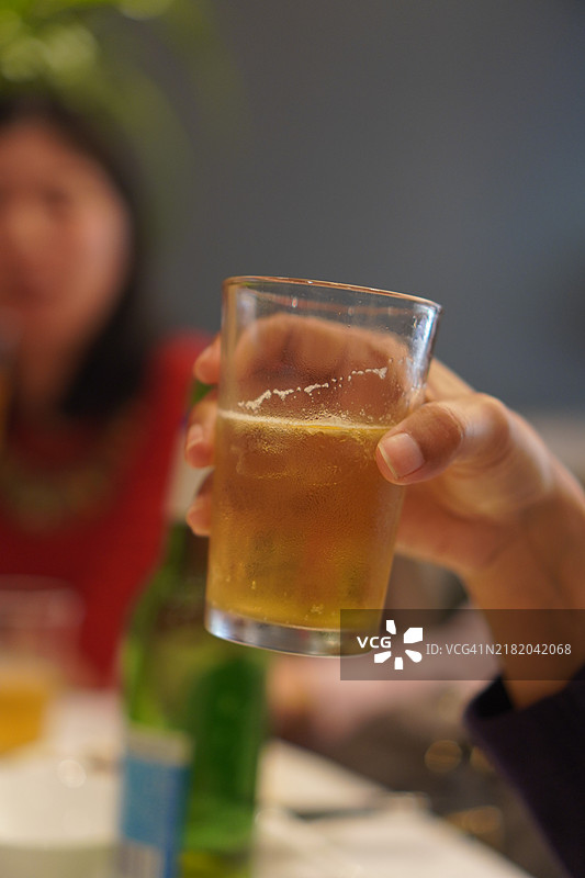 喝啤酒图片素材