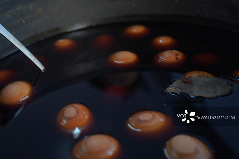 在肉汁中煮的鸡蛋图片素材