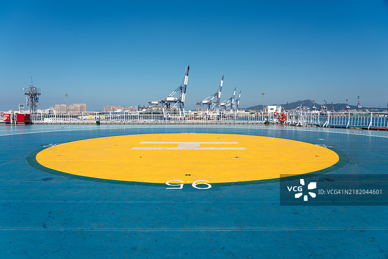 船甲板上的直升机停机坪图片素材