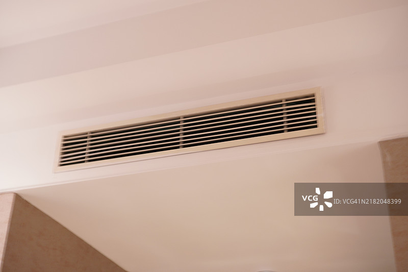 天花板上的通风格栅图片素材
