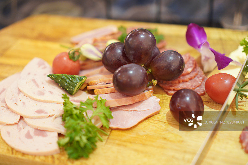 木托盘上的火腿、奶酪和番茄图片素材