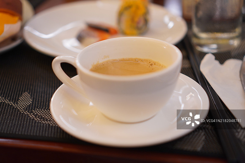 白色杯子里的热咖啡图片素材