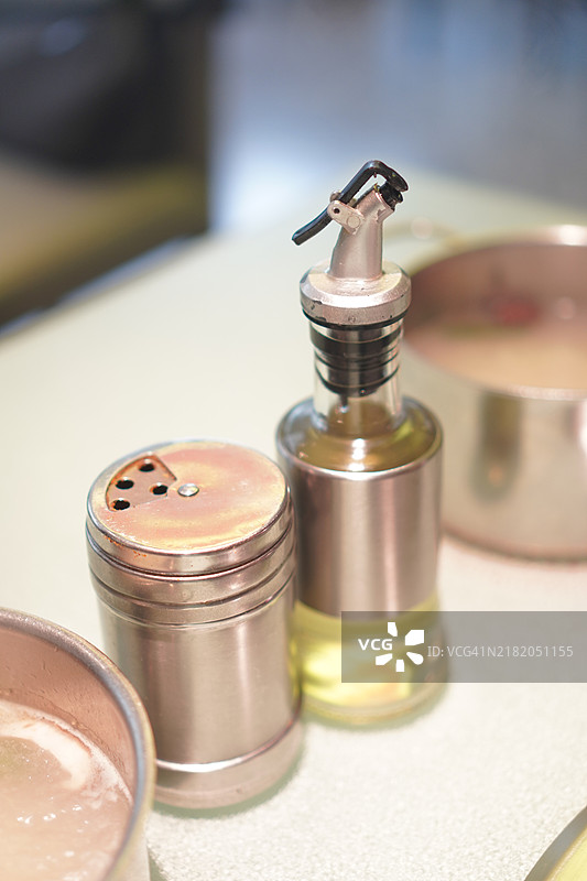 调味的胡椒和橄榄油图片素材