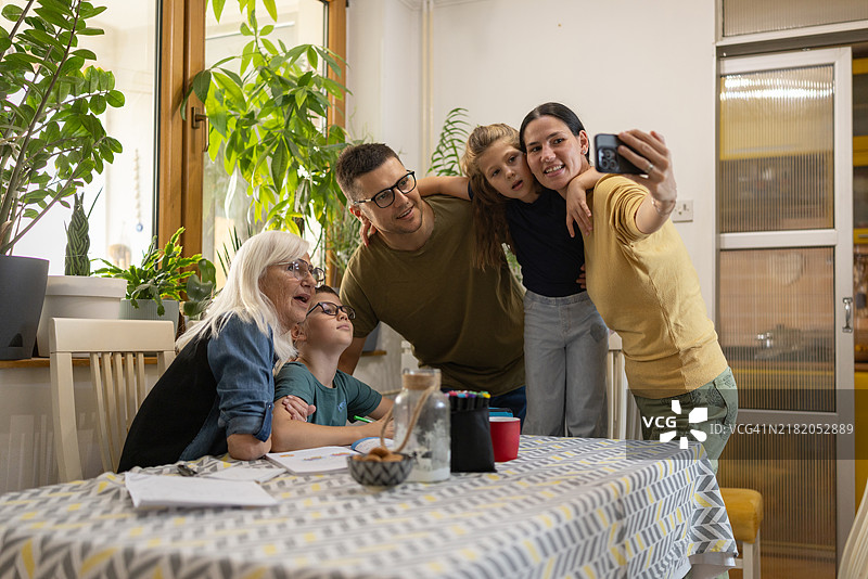 快乐的家庭在家中自拍图片素材