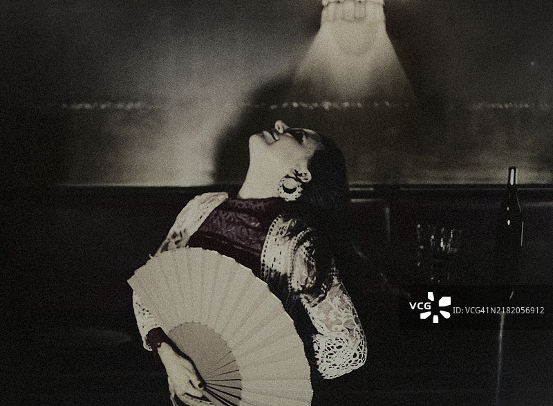 黑暗中的舞者。图片素材