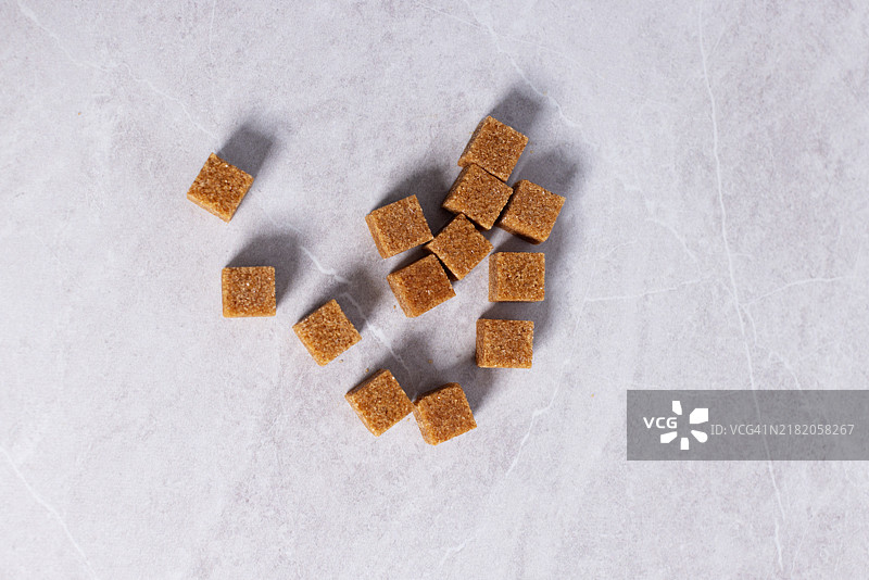 灰色石材背景上的糖块，概念为无糖图片素材