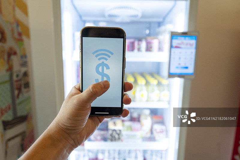 用手机扫描二维码购买饮料图片素材