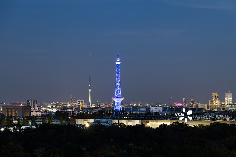 柏林天际线，蓝色灯光照亮的广播塔（Funkturm）和电视塔（Fernsehturm） - 德国图片素材