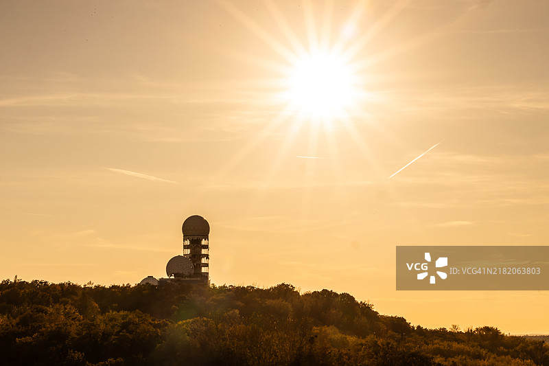 前NSA雷达站在明亮的阳光下图片素材